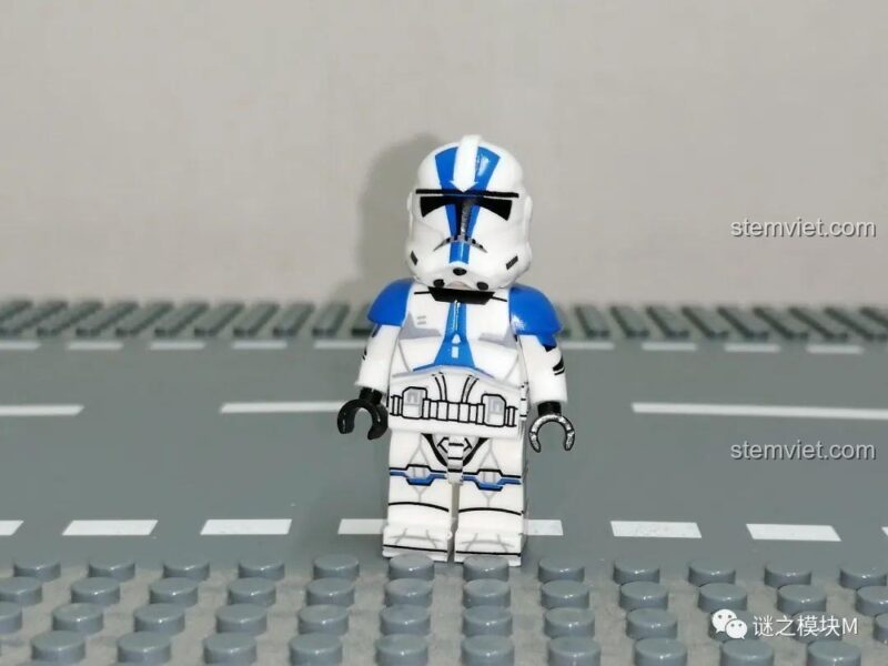Minifigure 501st Sergeant, một chiến binh dũng cảm trong bộ đồ chơi Minifigure Lính Quân Đoàn Star Wars XINH X0300, với áo giáp xanh.