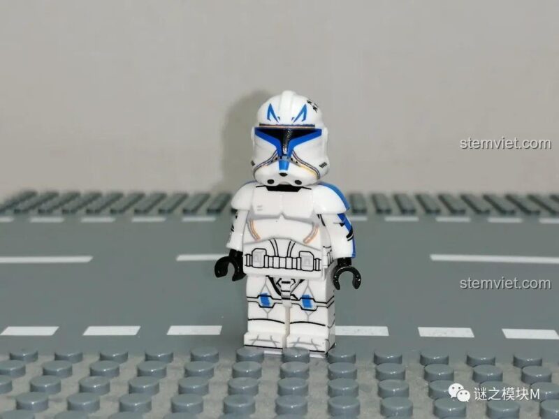 Minifigure Captain Rex, một chỉ huy nổi tiếng trong XINH X0300 bộ đồ chơi, với áo giáp xanh đặc trưng.