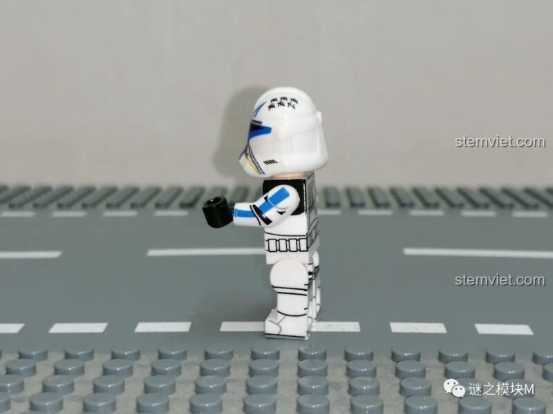 Góc nghiêng khác của Minifigure Captain Rex, cho thấy sự linh hoạt và chi tiết của Minifigure Chiến Binh Star Wars set đồ chơi.