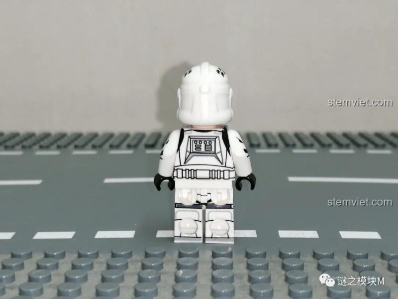 Mặt sau của Minifigure Captain Rex, chi tiết in ấn rõ ràng, là một phần của Bộ Minifigure Star Wars XINH-X0300.