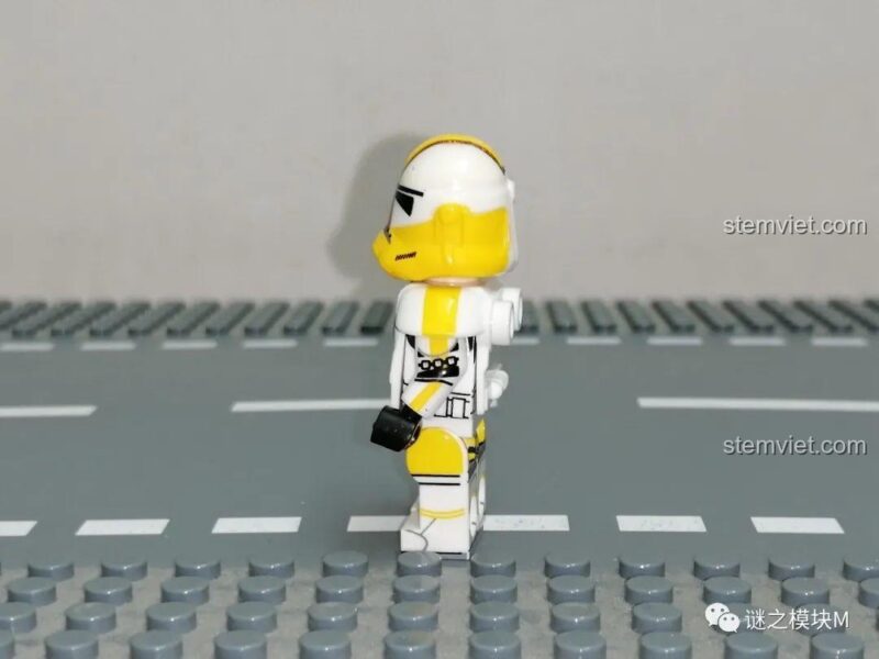 Minifigure Commander Bly, một chỉ huy tài ba trong Minifigure Clone Trooper X0300, với áo giáp vàng đặc trưng.