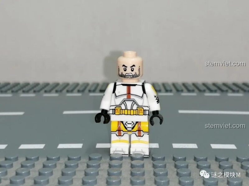 Góc nghiêng của Minifigure Commander Bly, thể hiện chi tiết in ấn trên áo giáp của Minifigure Chiến Binh Star Wars XINH-X-0300.