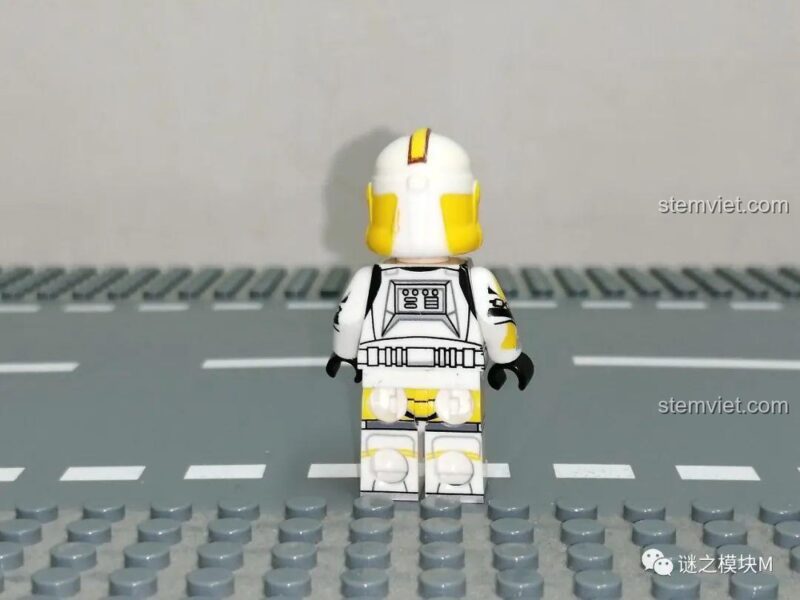 Góc nghiêng khác của Minifigure Commander Bly, cho thấy sự linh hoạt và chi tiết của bộ đồ chơi XINH-X-0300.