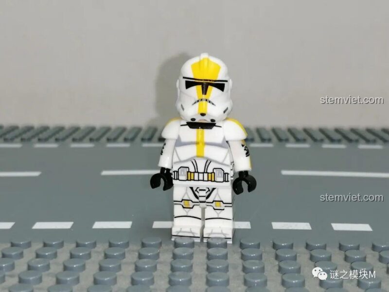 Mặt sau của Minifigure Commander Bly, chi tiết in ấn rõ ràng, là một phần của bộ lắp ghép Minifigure Chiến Binh Star Wars.