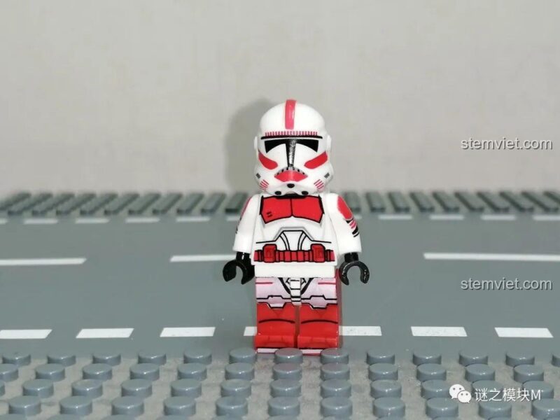 Minifigure Coruscant Guard Trooper từ bộ đồ chơi XINH-X0300, góc nhìn chính diện, sẵn sàng cho các cuộc phiêu lưu của bé trai 6 tuổi.