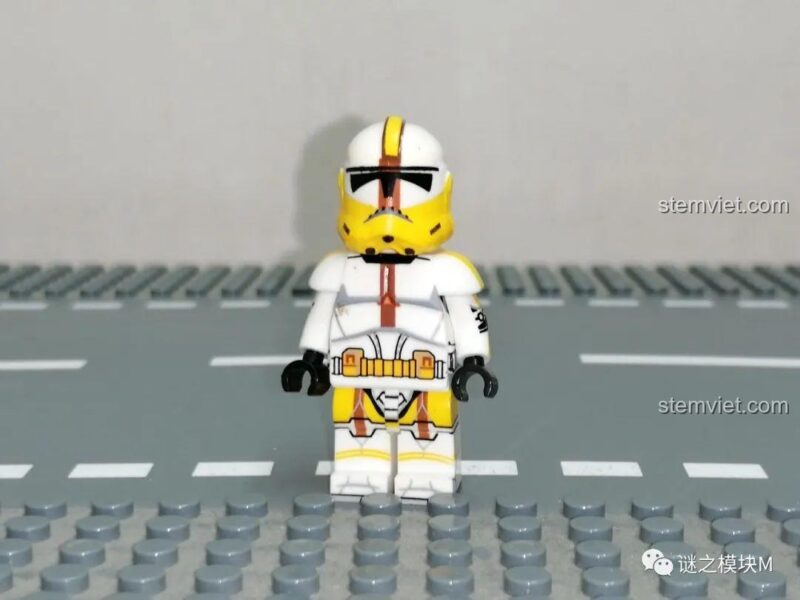 Mặt sau của Minifigure trung sĩ 501st Legion XINH, chi tiết in ấn sắc nét