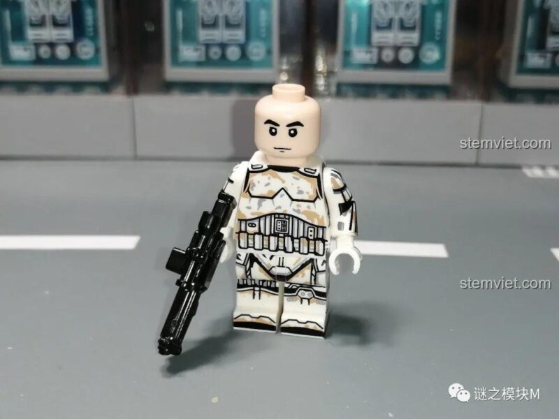 Minifigure Imperial Stormtrooper XINH X0307, mặt sau với các chi tiết in ấn, bộ đồ chơi XINH cho bé trai 8 tuổi.