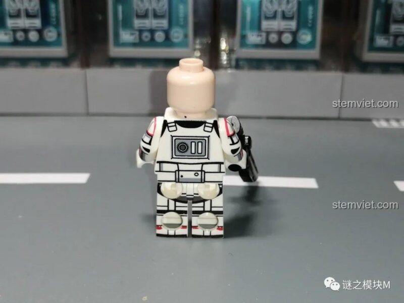 Minifigure Incinerator Stormtrooper XINH X0307, góc nhìn bên hông, đồ chơi mô hình Lính Stormtrooper, chất lượng cao.