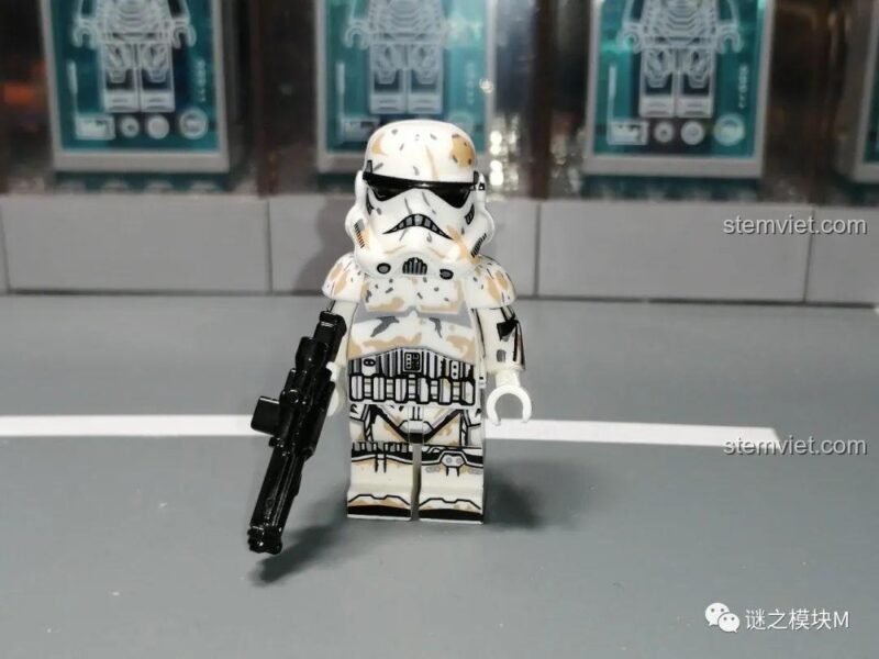 Mặt sau minifigure Incinerator Stormtrooper XINH X0307, chi tiết giáp và vũ khí, bộ đồ chơi Minifigure Star Wars giá tốt.