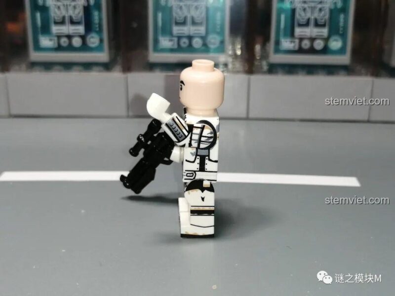 Minifigure Battle Damaged Stormtrooper từ bộ đồ chơi XINH X0307, hiệu ứng chiến đấu chân thực, đồ chơi mô hình Star Wars.