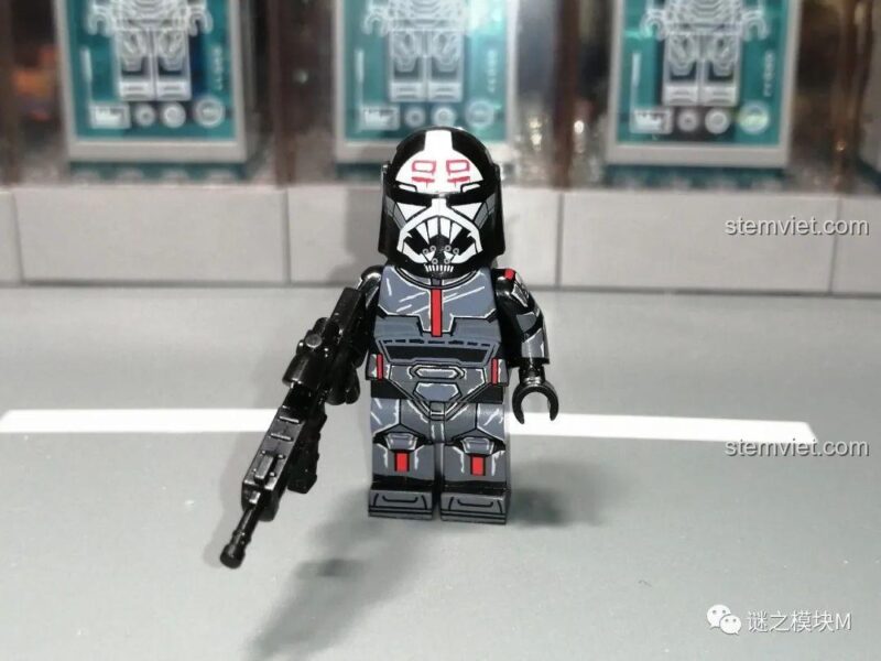 Minifigure Hunter XINH X0307 nhìn từ bên cạnh, chi tiết giáp và vũ khí, bộ lắp ghép cho bé trai 8 tuổi.
