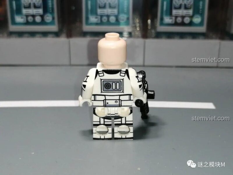 Minifigure Lính Đế Chế XINH X0307 nhìn từ bên cạnh, thể hiện chi tiết trang phục, bộ lắp ghép cho bé trai 8 tuổi.