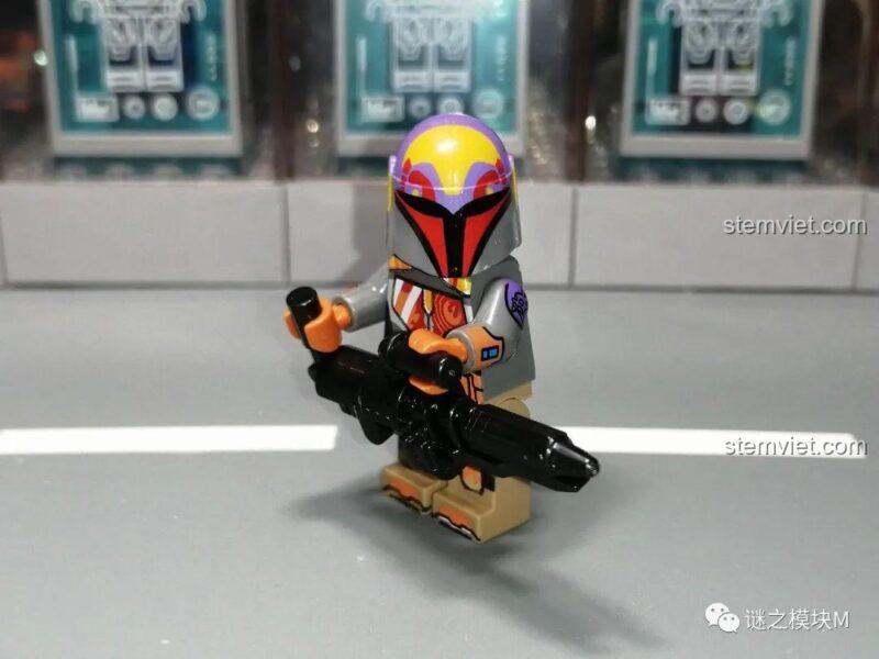 Minifigure Sabine Wren XINH X0307 cầm vũ khí, thể hiện khả năng tạo dáng, đồ chơi lắp ghép Star Wars cho bé gái 6 tuổi.