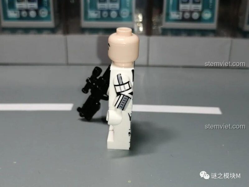 Minifigure Lính Stormtrooper Đế Chế XINH X0307 nhìn từ bên cạnh, bộ đồ chơi Minifigure Star Wars với khớp nối linh hoạt.