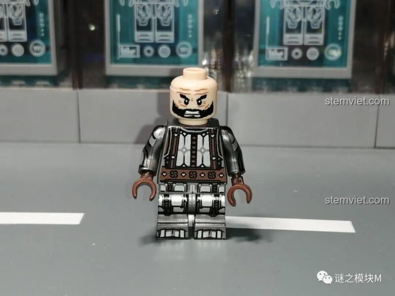 Chi tiết in thân Minifigure Chiến binh Người Lùn KORUIT KT1040 từ bên cạnh
