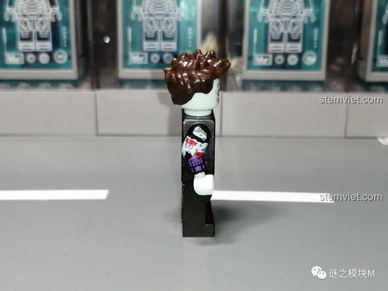 Chi tiết chân minifigure Wong Zombie từ bộ đồ chơi XINH X0325, in ấn tỉ mỉ, chất lượng cao, phù hợp bé trai 8 tuổi.
