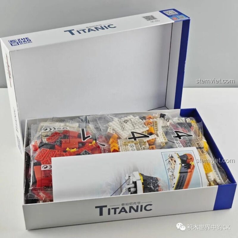 Bên trong hộp đồ chơi lắp ghép Tàu Titanic Zhe Gao, bao gồm các túi mảnh ghép được đánh số và sách hướng dẫn.
