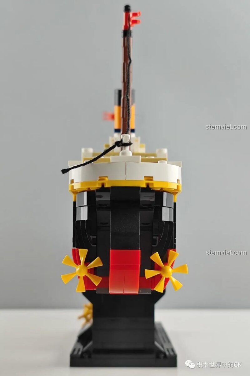 Góc nhìn từ trên cao của mô hình Tàu Titanic, khoe các chi tiết trên boong tàu.