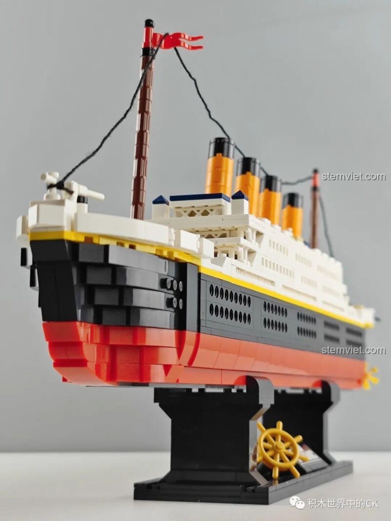 Mô hình Tàu Titanic 01010 hoàn chỉnh trên giá đỡ, sẵn sàng để trưng bày.