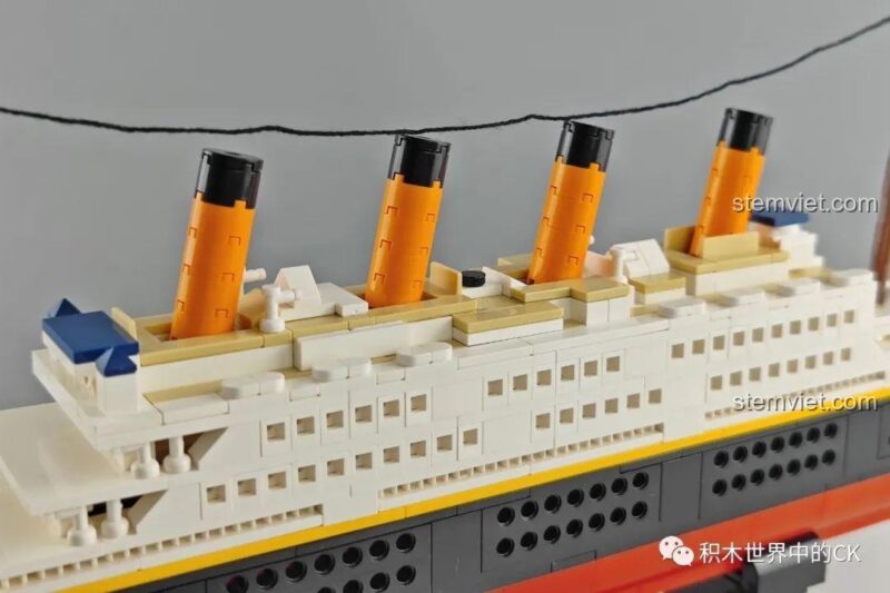 Chi tiết phần boong trên và các cửa sổ của Tàu Titanic 01010.