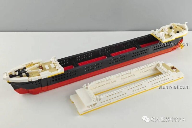 Mô hình Tàu Titanic 1010 với cấu trúc có thể tách rời, để lộ phần coupe bên trong.