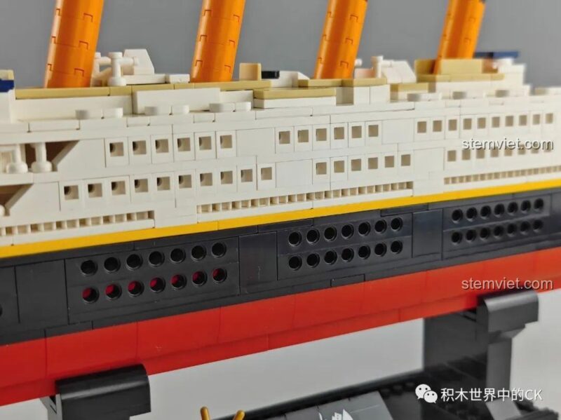 Chi tiết các cửa sổ và thân tàu của mô hình Tàu Titanic Zhe Gao.