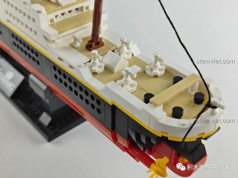 Góc nhìn khác của bốn ống khói trên mô hình Tàu Titanic.