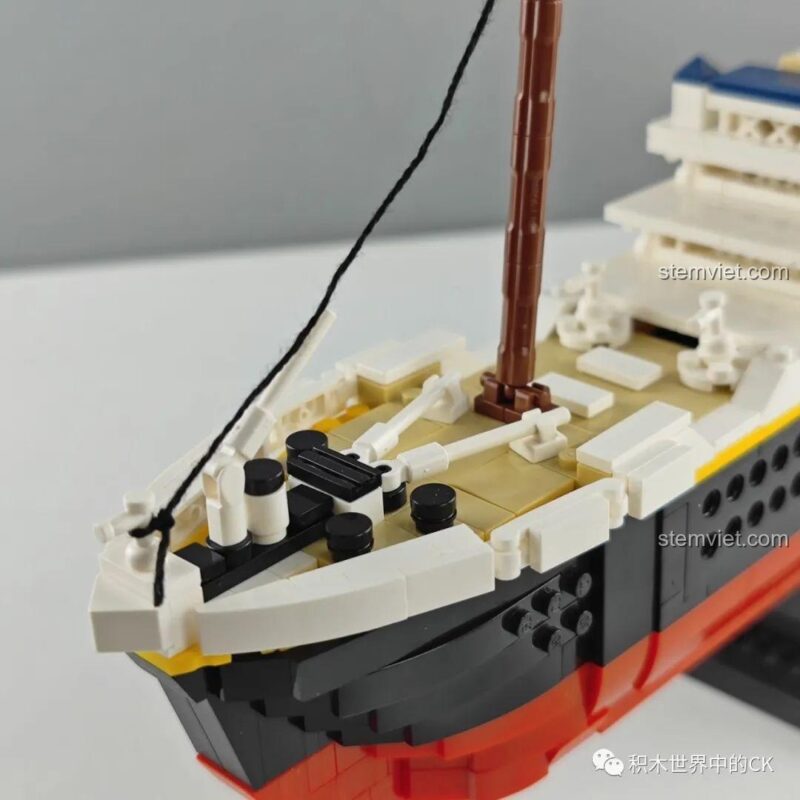Góc nhìn từ trên cao, hướng từ mũi tàu về phía đuôi tàu Titanic.