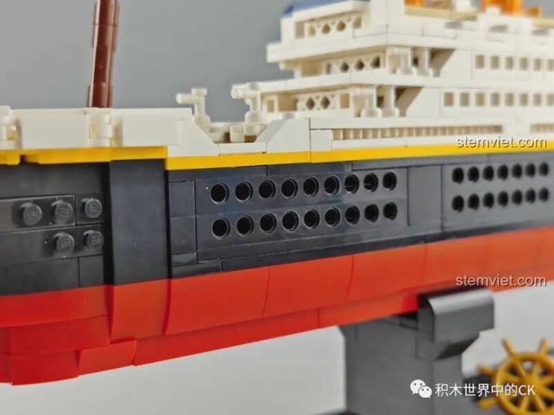 Chi tiết phần mũi tàu Titanic với các cột buồm và dây chằng.
