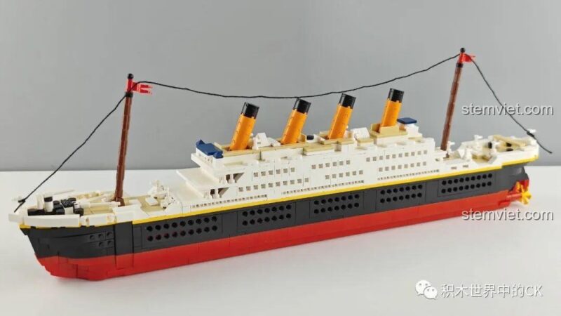 Mô hình Tàu Titanic Zhe Gao 01010 gần hoàn chỉnh với các ống khói và cột buồm.