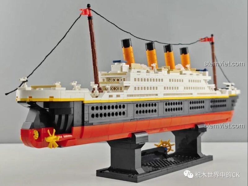 Cận cảnh phần đuôi tàu Titanic 01010 với các chân vịt màu vàng.
