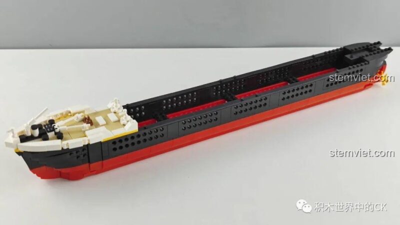 Thân tàu Titanic 01010 đang dần được hoàn thiện với các khối màu đen và đỏ đặc trưng.