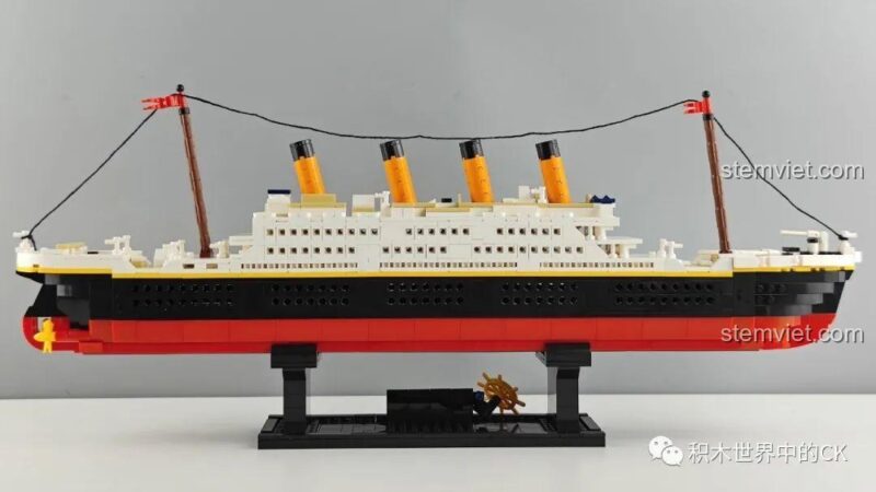 Góc nhìn chéo từ phía sau của mô hình Tàu Titanic, làm nổi bật cấu trúc và các ống khói.