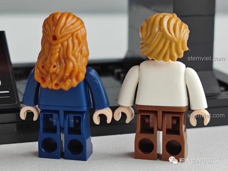 Mặt sau của hai minifigure Jack và Rose, thể hiện chi tiết tóc và trang phục.