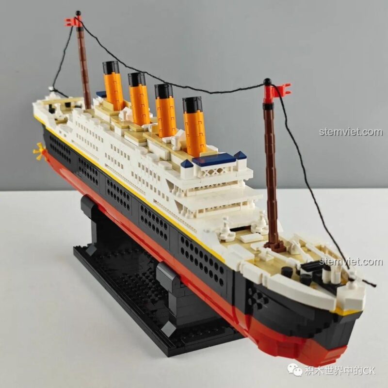 Mô hình Tàu Titanic 1010 nhìn từ cạnh bên, không có giá đỡ.