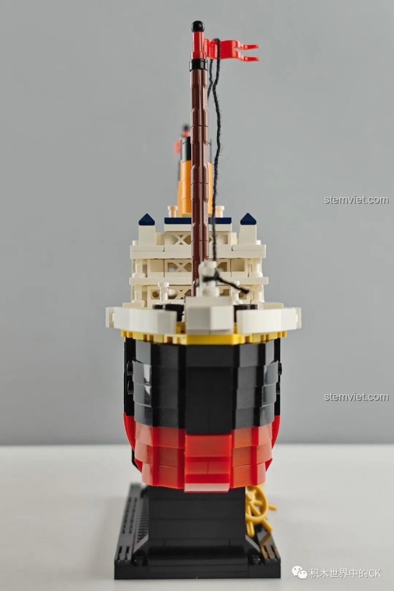 Góc nhìn cận cảnh phần mũi tàu của mô hình Titanic Zhe Gao 01010.