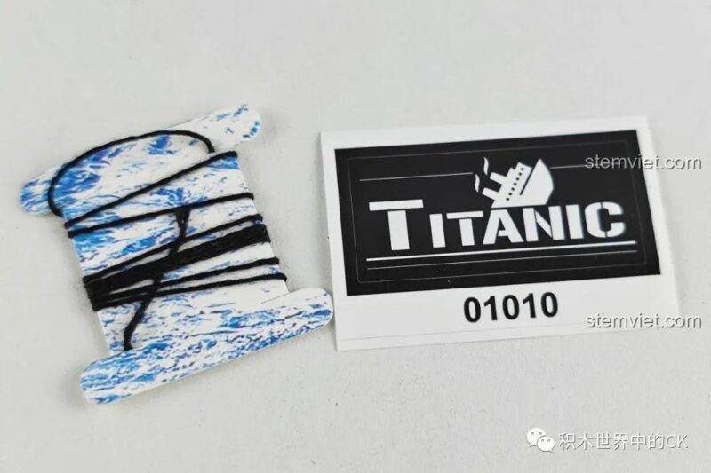 Các phụ kiện đi kèm bộ Tàu Titanic 01010, bao gồm dây và sticker.
