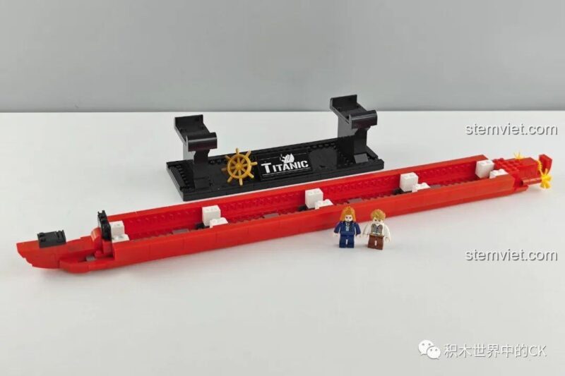 Quá trình lắp ráp Tàu Titanic Zhe Gao: phần thân tàu ban đầu và hai minifigure Jack và Rose.