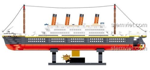Bộ lắp ráp Tàu Titanic Zhe Gao 01010 nhìn từ cạnh bên, trưng bày trên giá đỡ đi kèm, khoe trọn vẹn chiều dài và các chi tiết boong tàu.