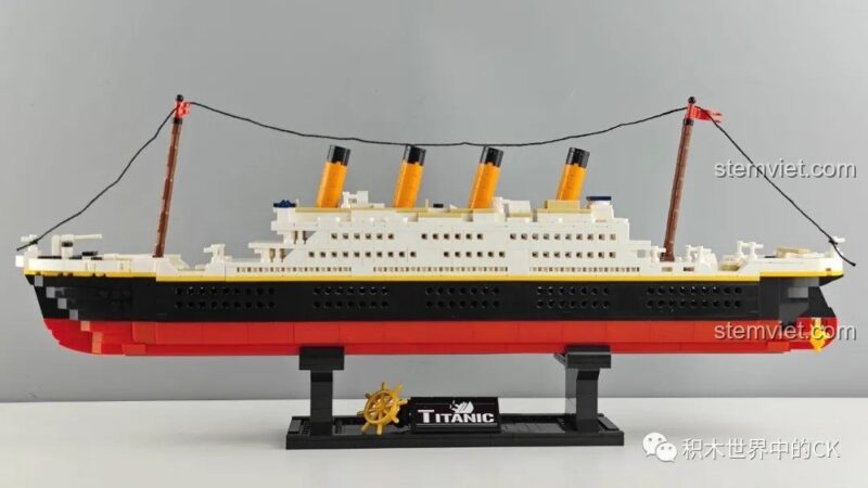 Góc nhìn từ phía trước của mô hình Tàu Titanic 1010, thể hiện sự đối xứng và chi tiết.