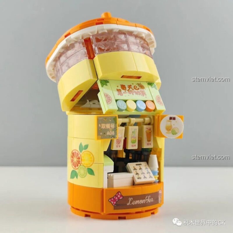 Mô hình Cửa hàng Matcha CW6005 và minifigure chủ quán, thể hiện kích thước thực tế, đồ chơi mô hình Quán trà cho bé gái