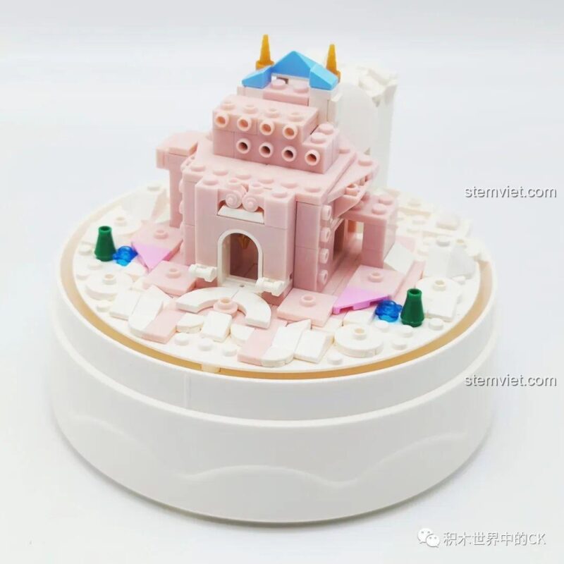 Bộ xếp hình Lâu đài Pha Lê 01043, sách hướng dẫn lắp ráp chi tiết, giúp bé gái 6 tuổi dễ dàng hoàn thành mô hình, giá trị cao.