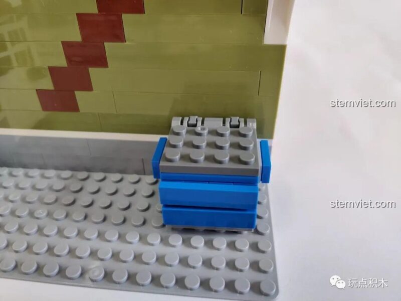 Lát sàn cho khu vực sân thượng tầng hai của bộ đồ chơi ZHEGAO QL0920 Nhà hàng lãng mạn, với nhiều mảnh ghép nhỏ.