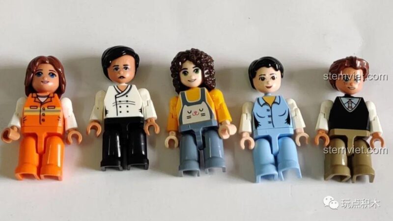 Năm minifigures đi kèm bộ đồ chơi ZHEGAO QL0920 Nhà hàng lãng mạn, bao gồm đầu bếp, nữ phục vụ, người chơi đàn, cô gái và chàng trai.