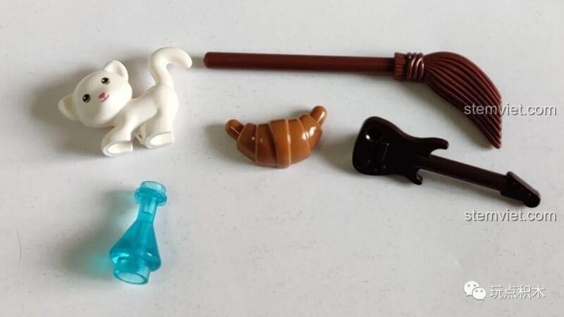 Các phụ kiện chi tiết của bộ lắp ghép ZHEGAO QL0920 Nhà hàng lãng mạn: mèo, bánh sừng bò, chổi, chai rượu và đàn guitar.