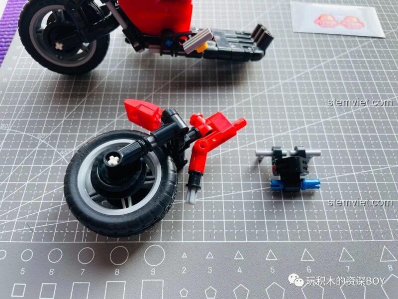 Lắp ráp phần pin của bộ lắp ráp Xe Điện Chia Sẻ Zhegao QL1267, đồ chơi mô hình xe scooter điện, chi tiết cao.