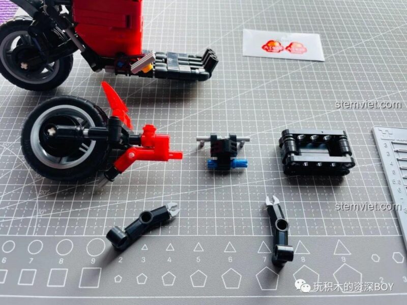 Chi tiết lắp ráp khoang pin của bộ lắp ráp Xe Điện Chia Sẻ Zhegao QL1267, đồ chơi lắp ráp thông minh cho bé trai.
