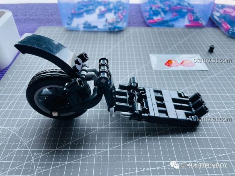 Sách hướng dẫn và các mảnh ghép của bộ lắp ráp Xe Điện Chia Sẻ Zhegao QL1267, đồ chơi lắp ráp giúp phát triển tư duy.