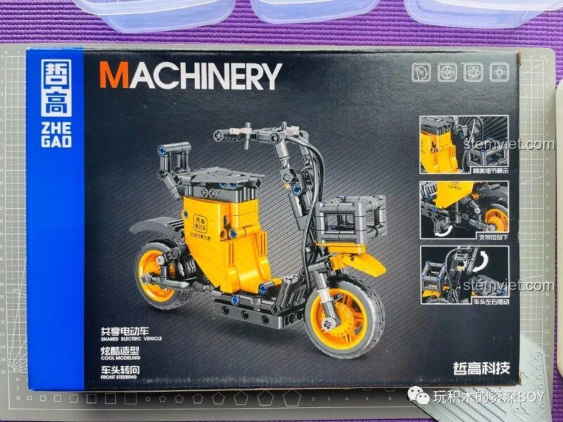 Thước đo linh kiện đi kèm bộ lắp ráp xe điện đạp trợ lực Zhegao QL1267, hỗ trợ bé trai 6 tuổi trong quá trình lắp ráp chi tiết.