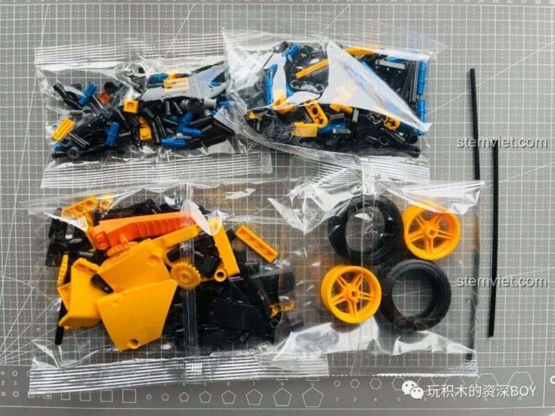Bước đầu tiên lắp ráp đồ chơi mô hình xe điện chia sẻ Zhegao QL1267, bắt đầu với khung xe và chân chống, rèn luyện tính kiên nhẫn cho bé trai 6 tuổi.